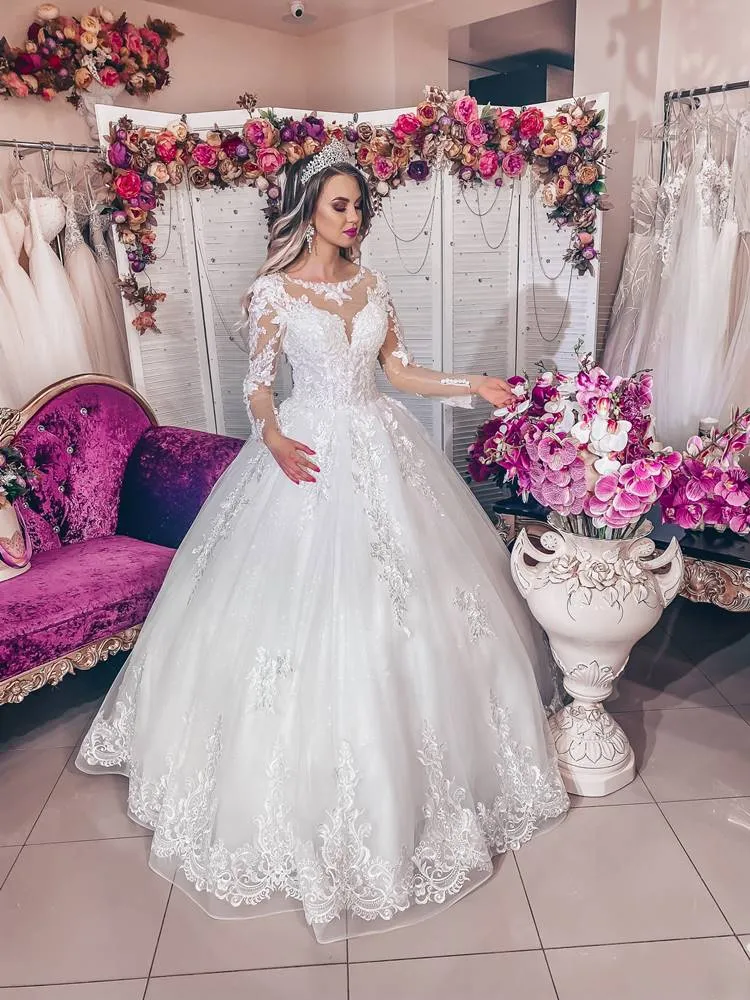 ---Abito da sposa invernale stile principessa dalla collezione sposa 2021 con maniche lunghe--