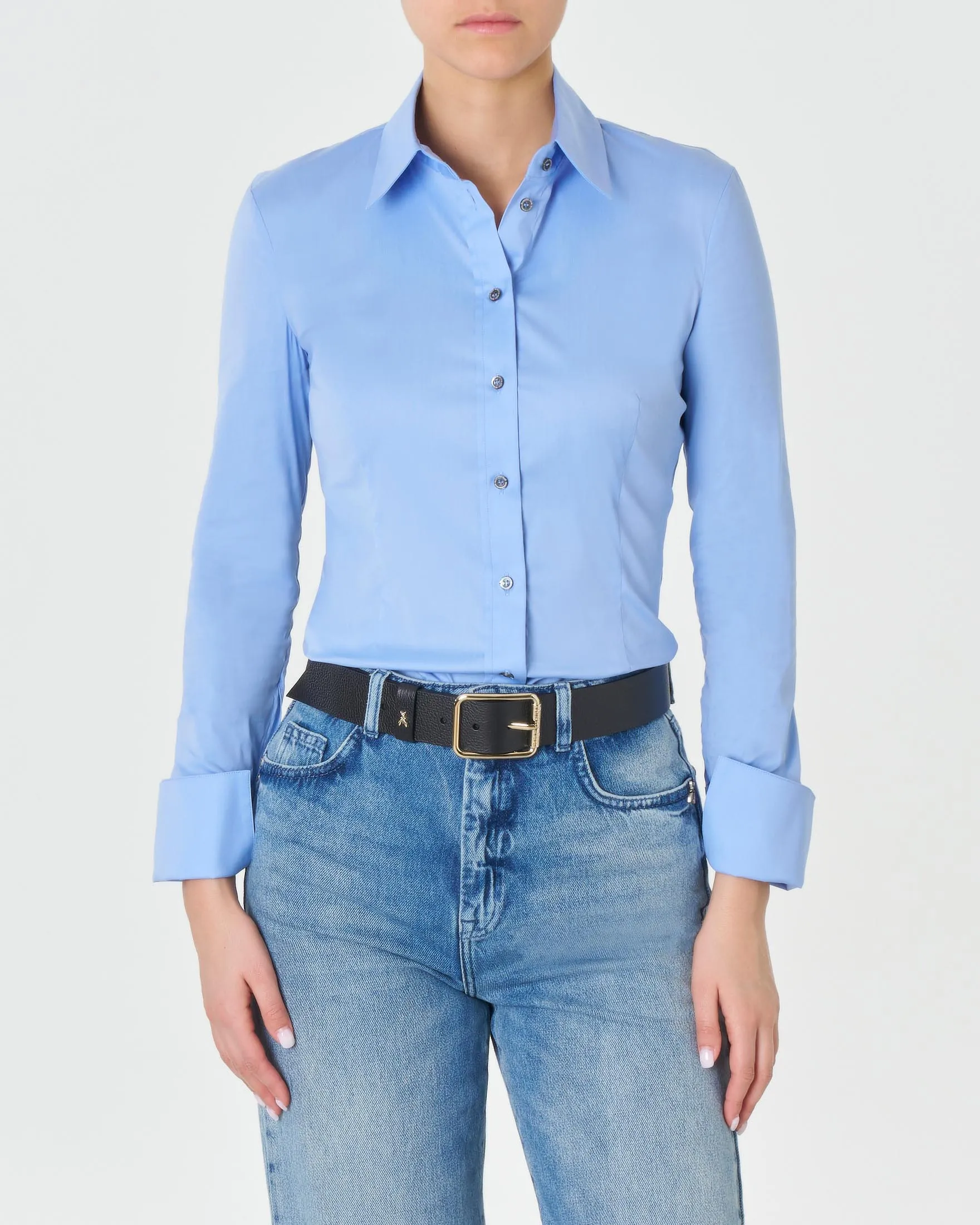 Camicia azzurra in popeline di cotone dalla linea aderente con colletto classico e polsini alti