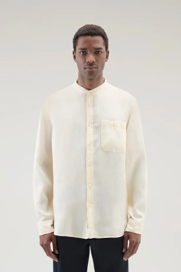 Camicia in puro lino tinta in capo con colletto alla coreana                                                                    