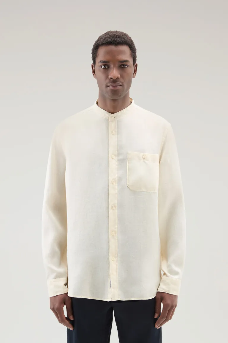 Camicia in puro lino tinta in capo con colletto alla coreana                                                                    