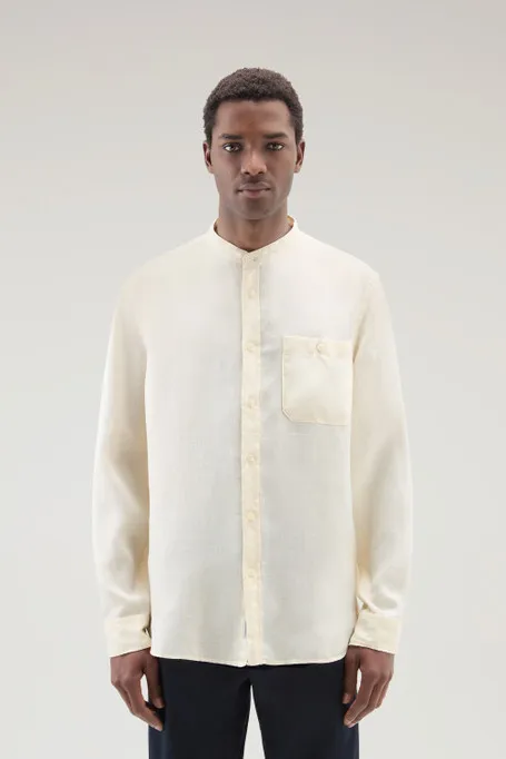 Camicia in puro lino tinta in capo con colletto alla coreana                                                                    