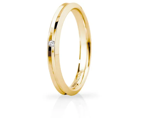 Fede Nuziale Unoaerre modello Corona Slim in oro giallo 18kt con diamante