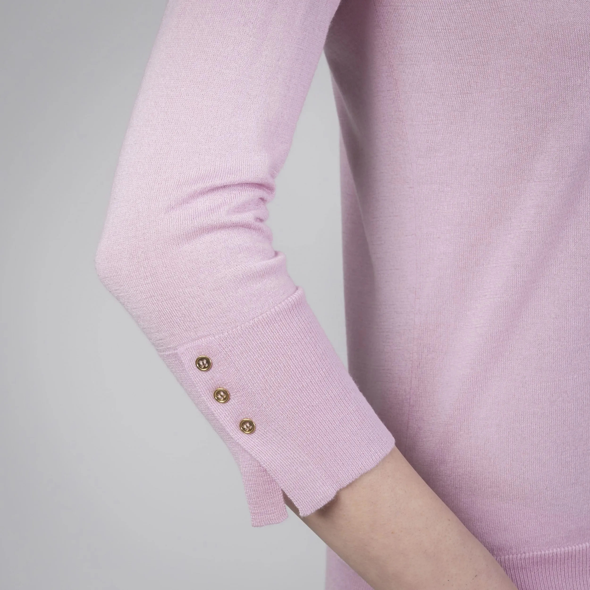 Maglia con scollo a V ampio e bottoni