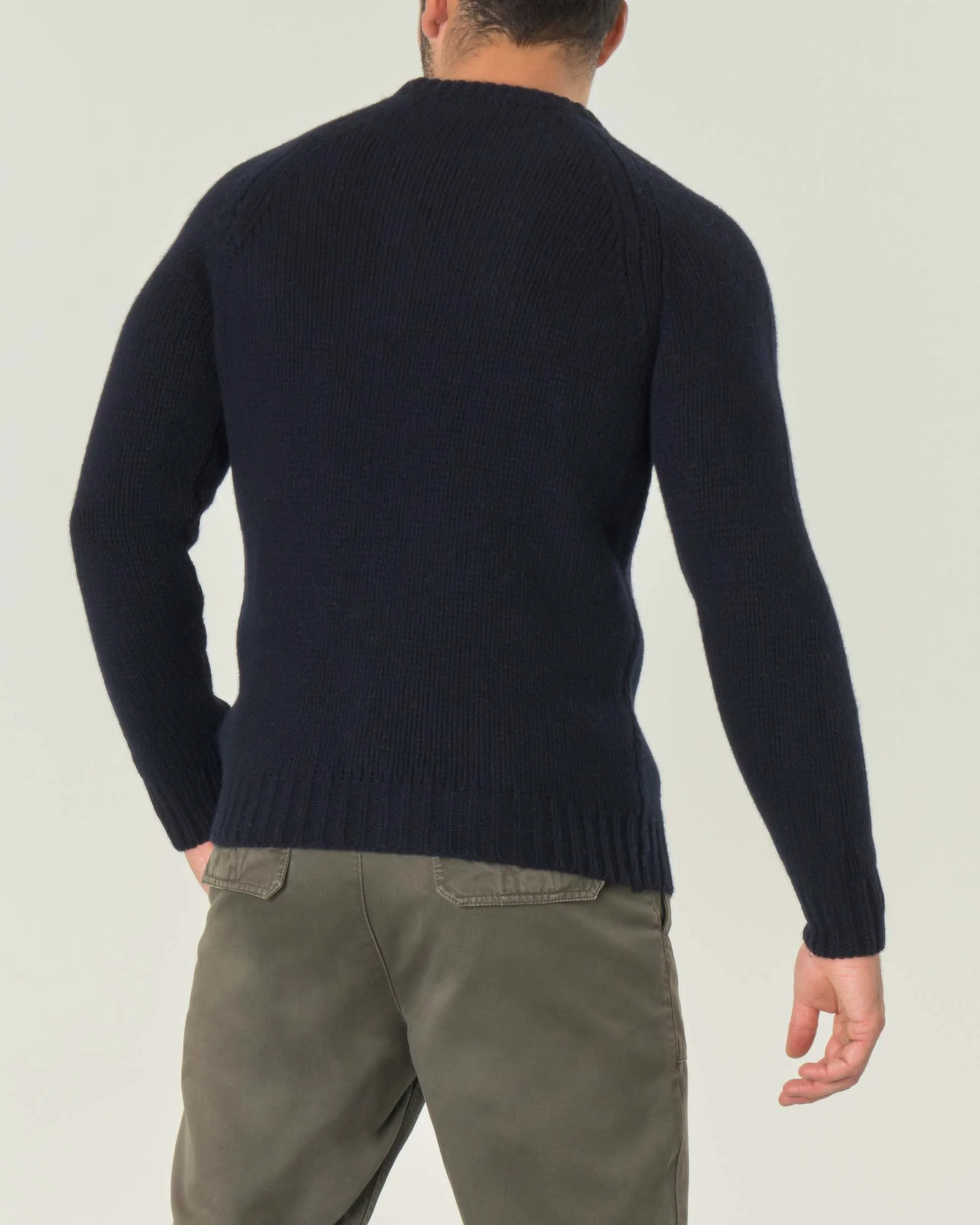 Maglione blu girocollo in lana con manica raglan