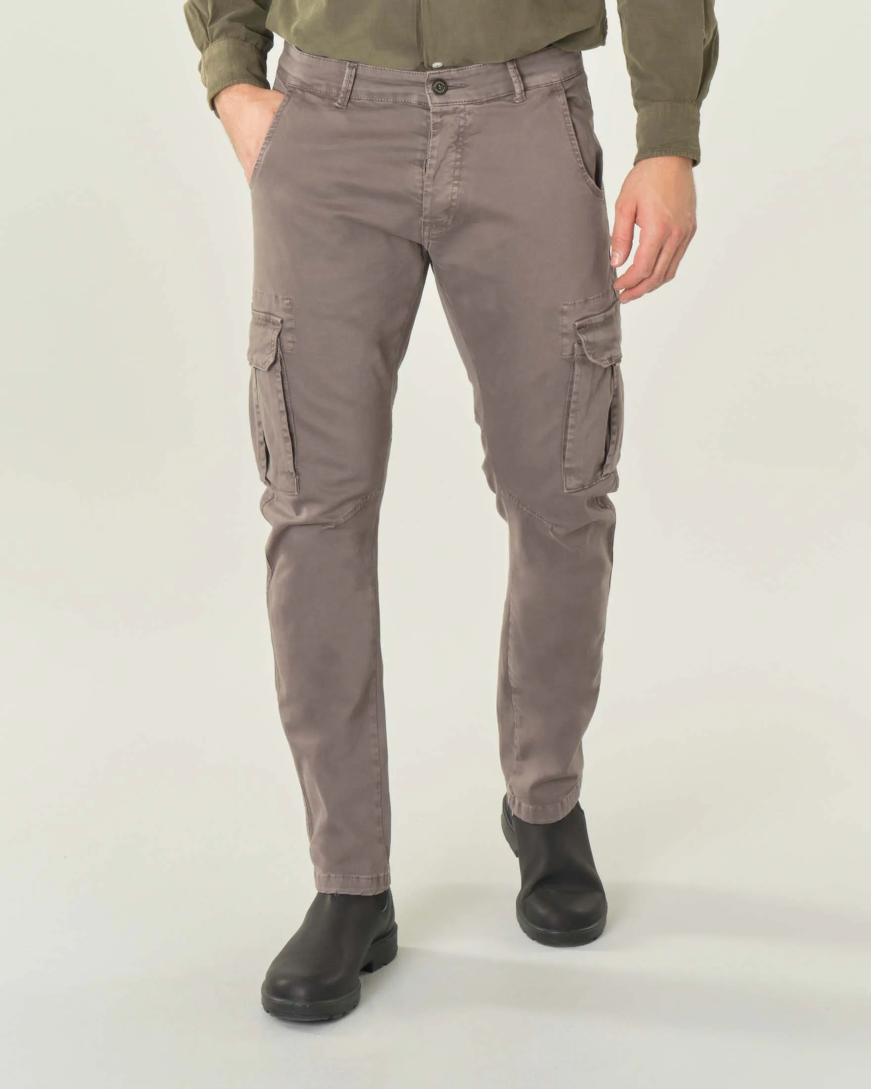 Pantalone combact cargo color fango in gabardina di cotone stretch