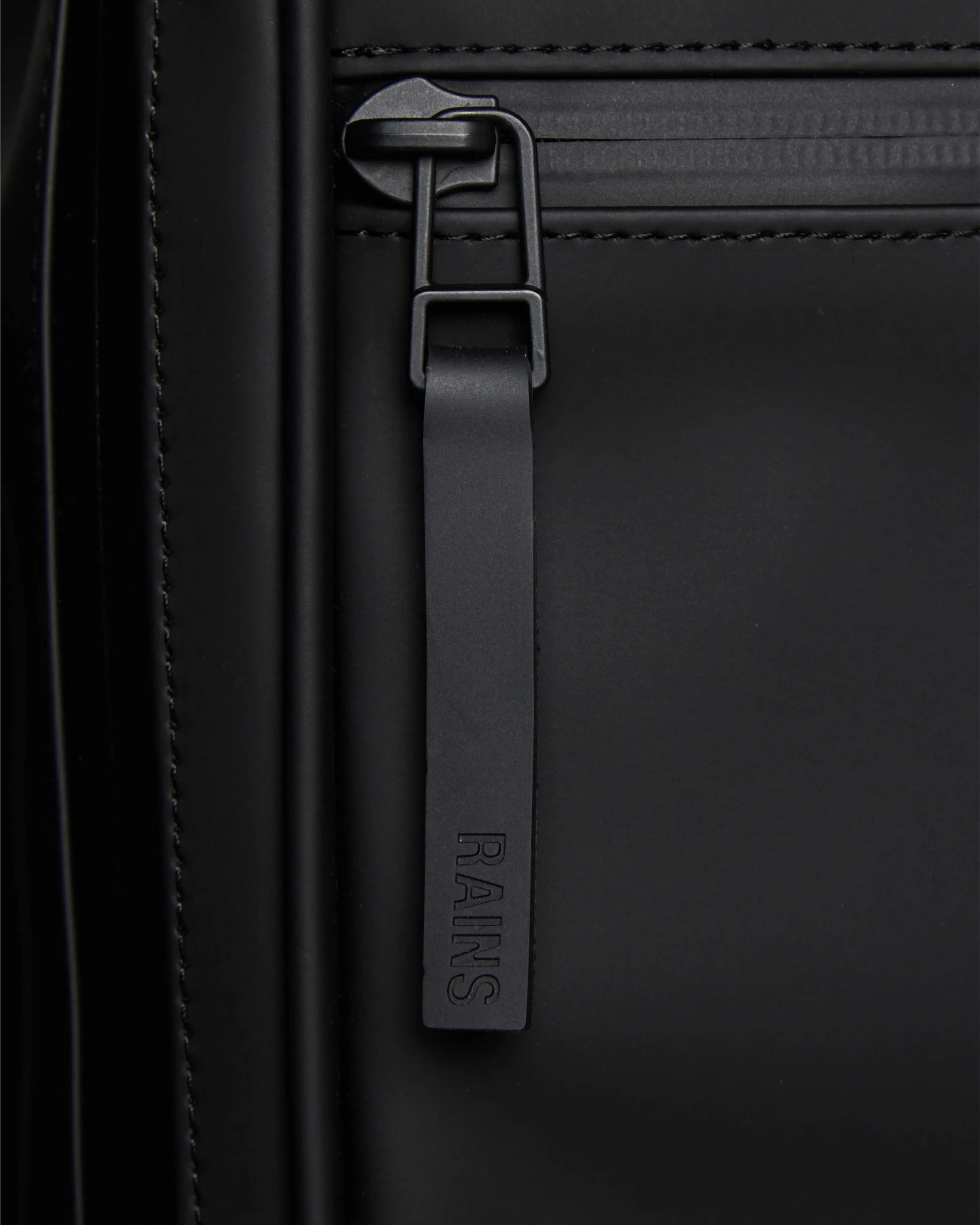 Zaino Book Backpack nero in tessuto tecnico impermeabile effetto gommato con tasca a parete