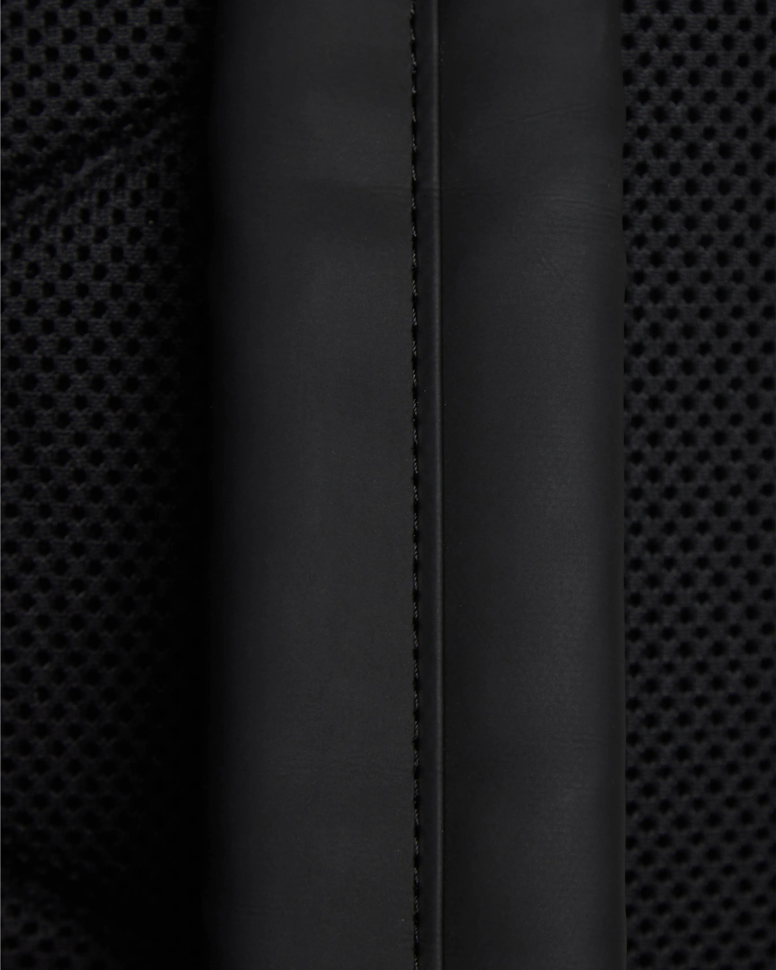 Zaino Book Backpack nero in tessuto tecnico impermeabile effetto gommato con tasca a parete